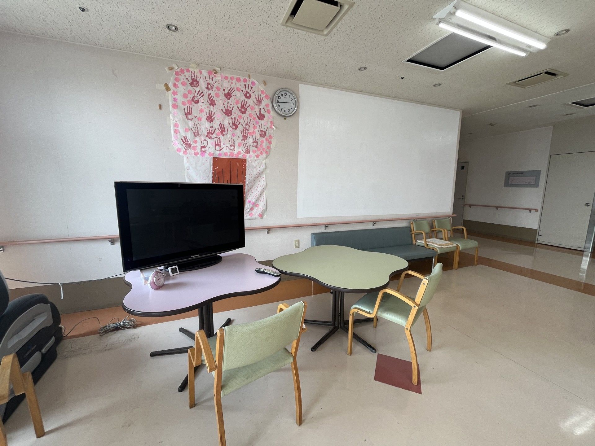 テレビと椅子のある部屋