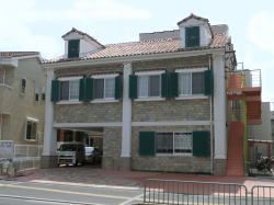 温かみのある外観の建物