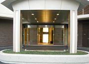 入口の明るいエントランス