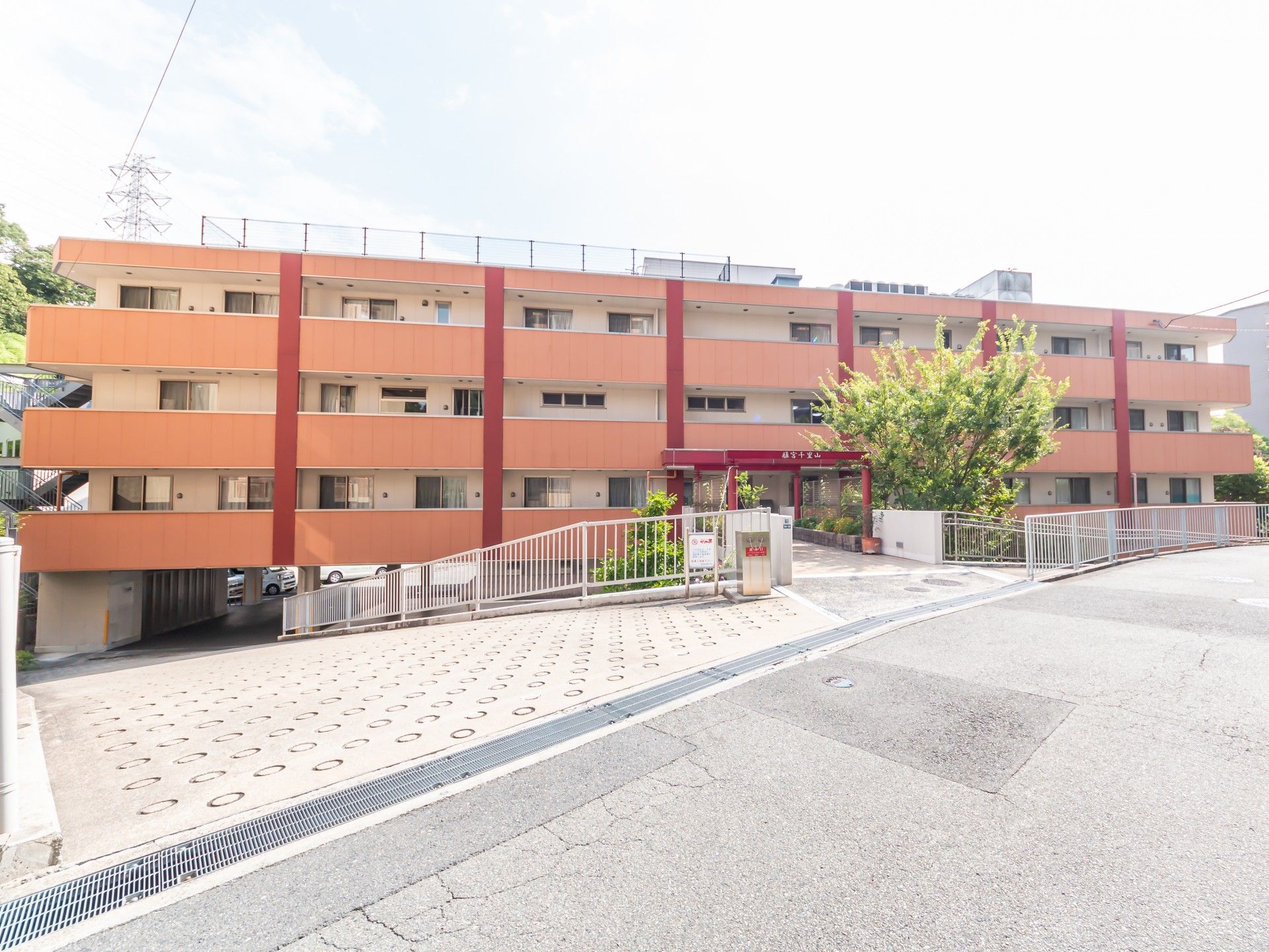 緑に囲まれた建物外観