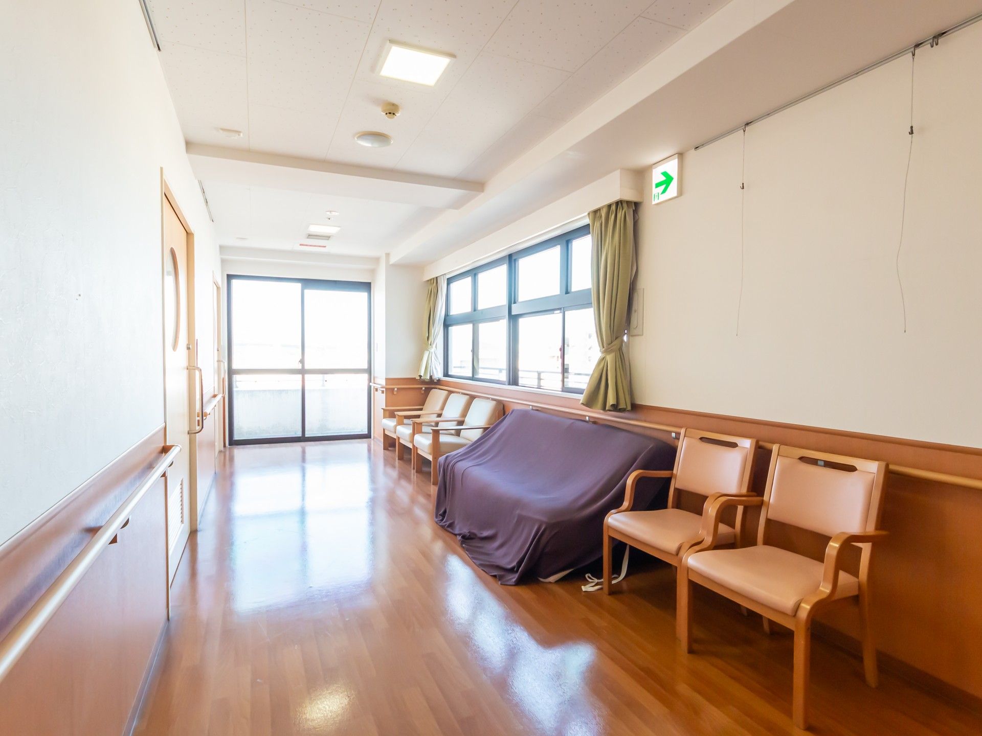 明るい廊下の椅子