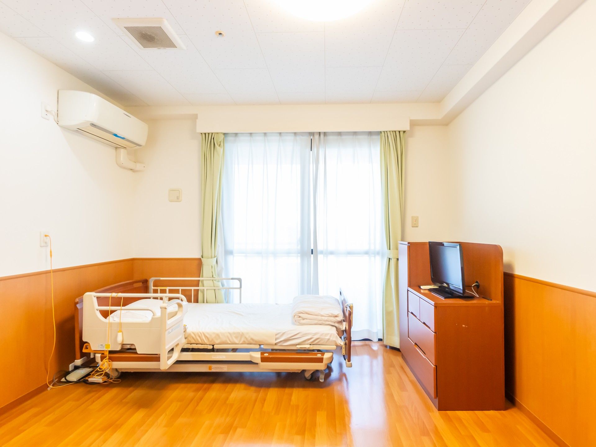 明るい個室のベッド