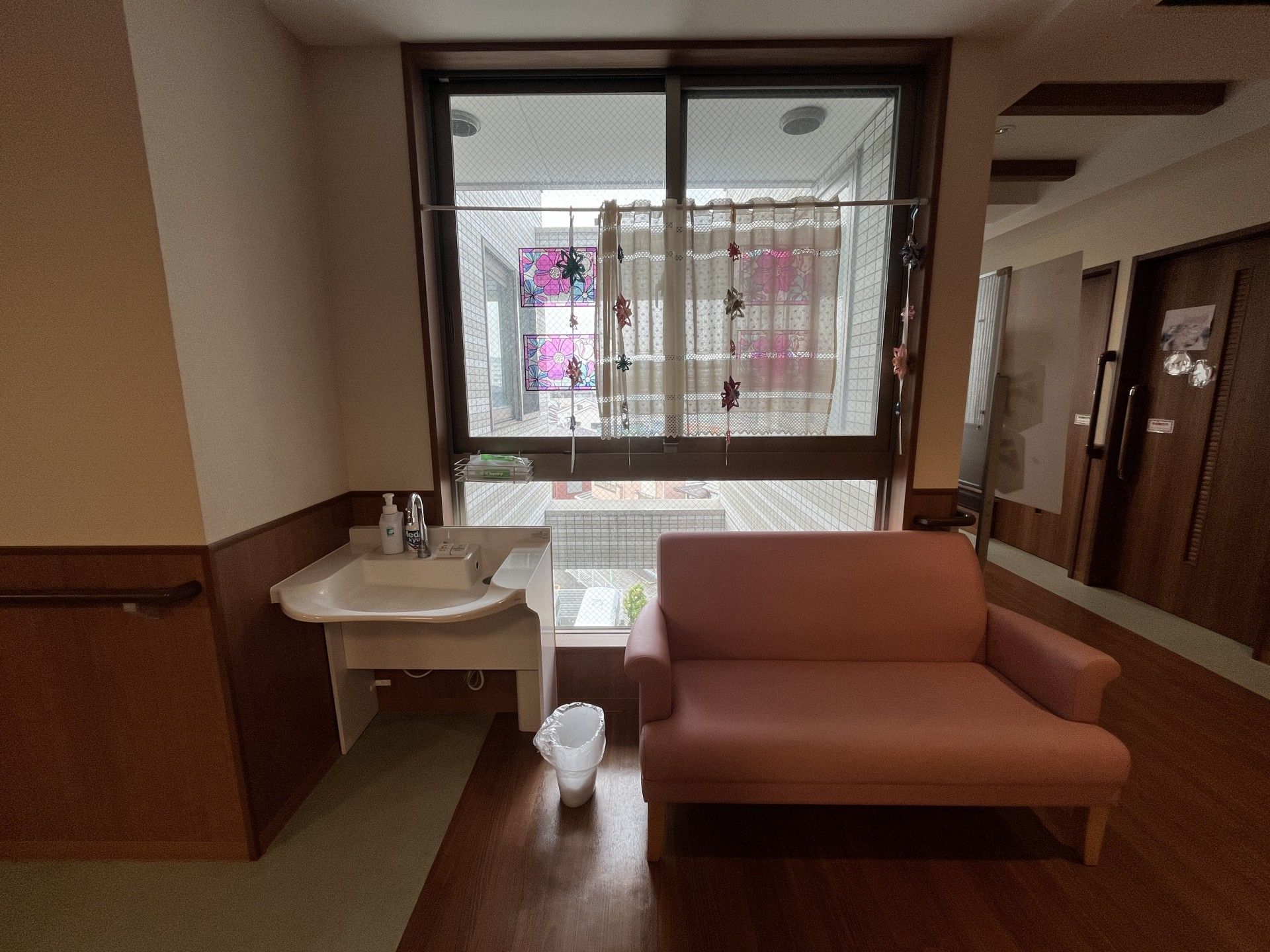 窓際のソファと洗面台