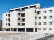 白い外壁の建物