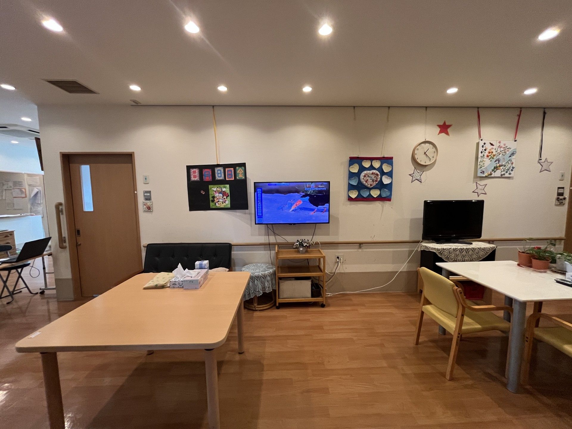 テレビと飾りのある部屋