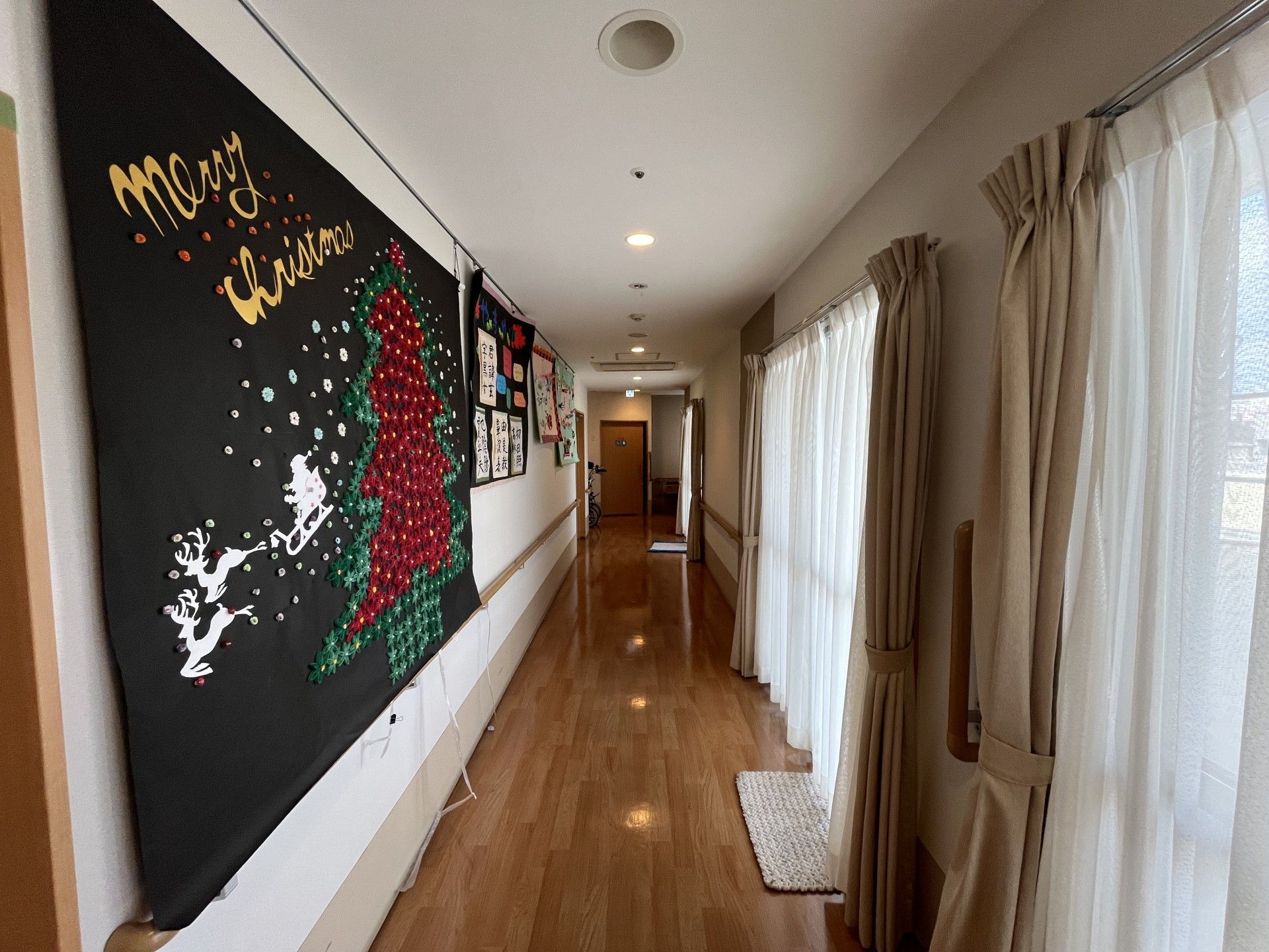 クリスマス装飾の廊下