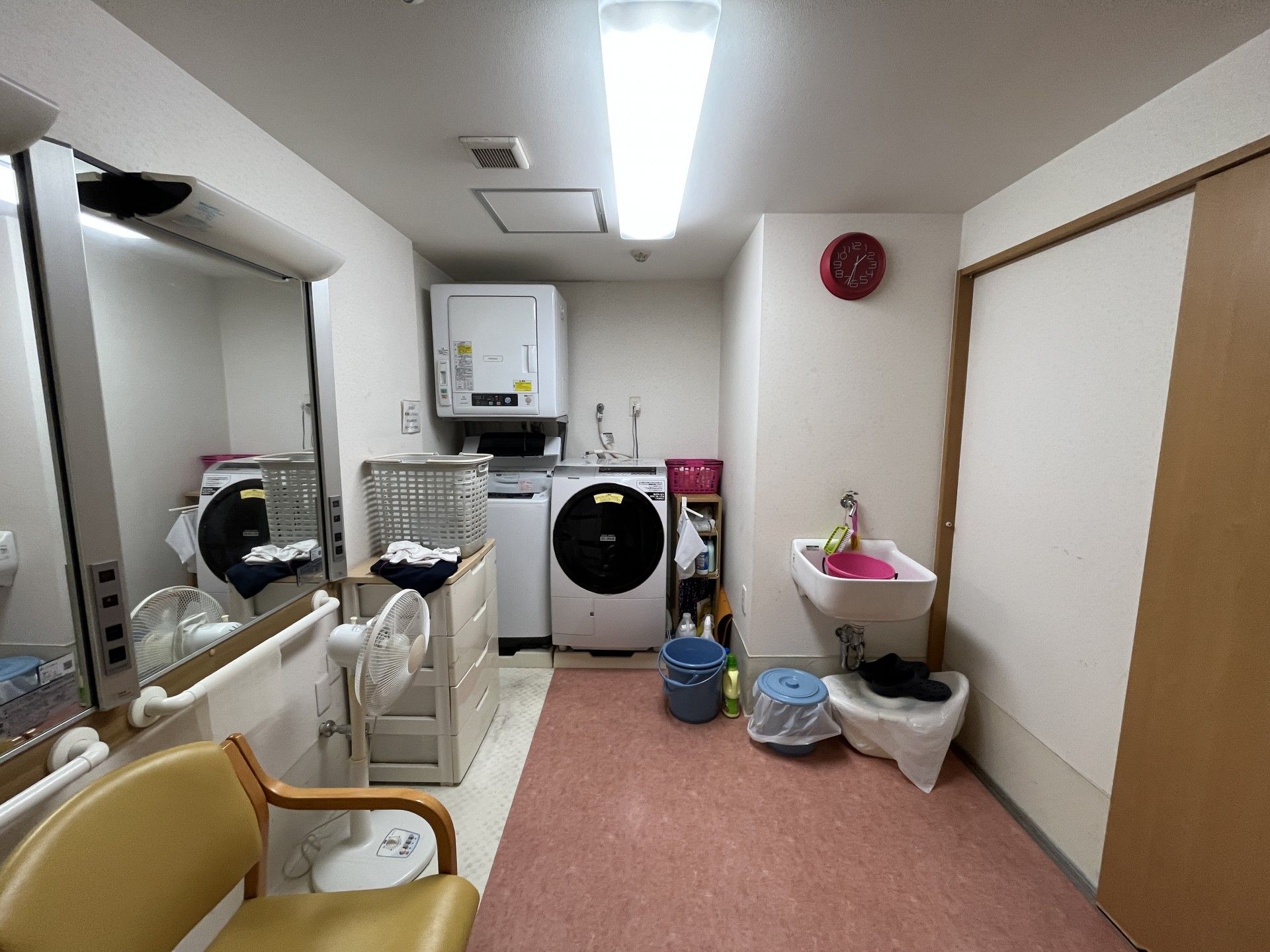 洗濯機と洗面台のある部屋