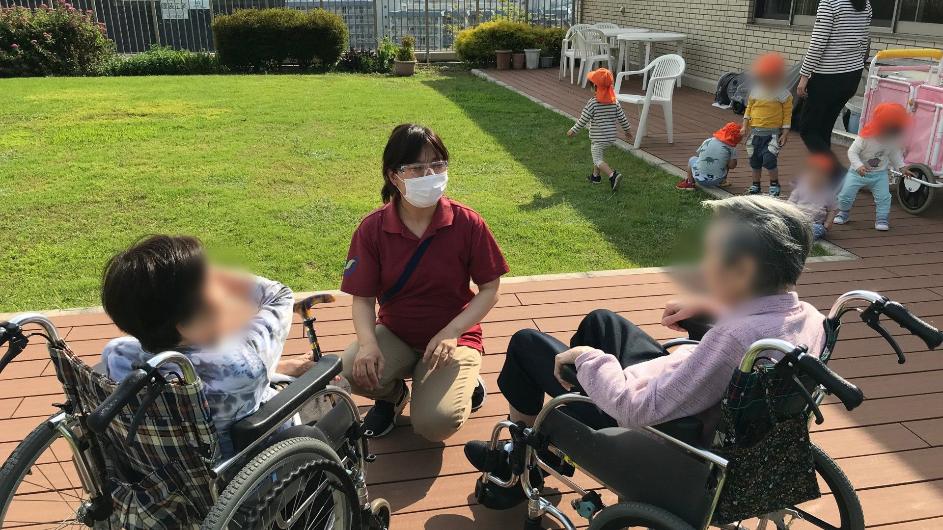 芝生のある屋外スペース