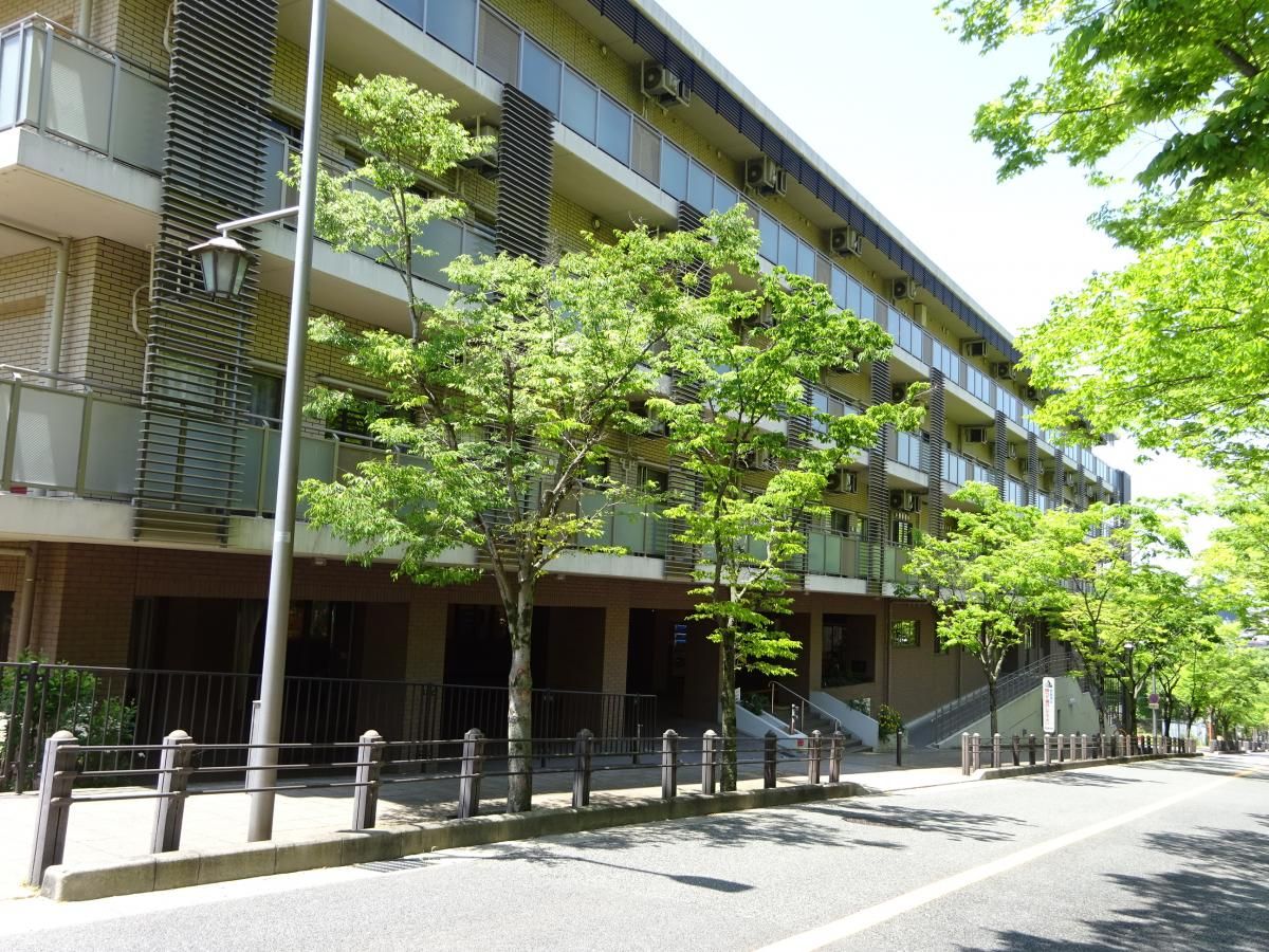 緑に囲まれた建物外観