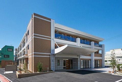 青空の下の建物外観