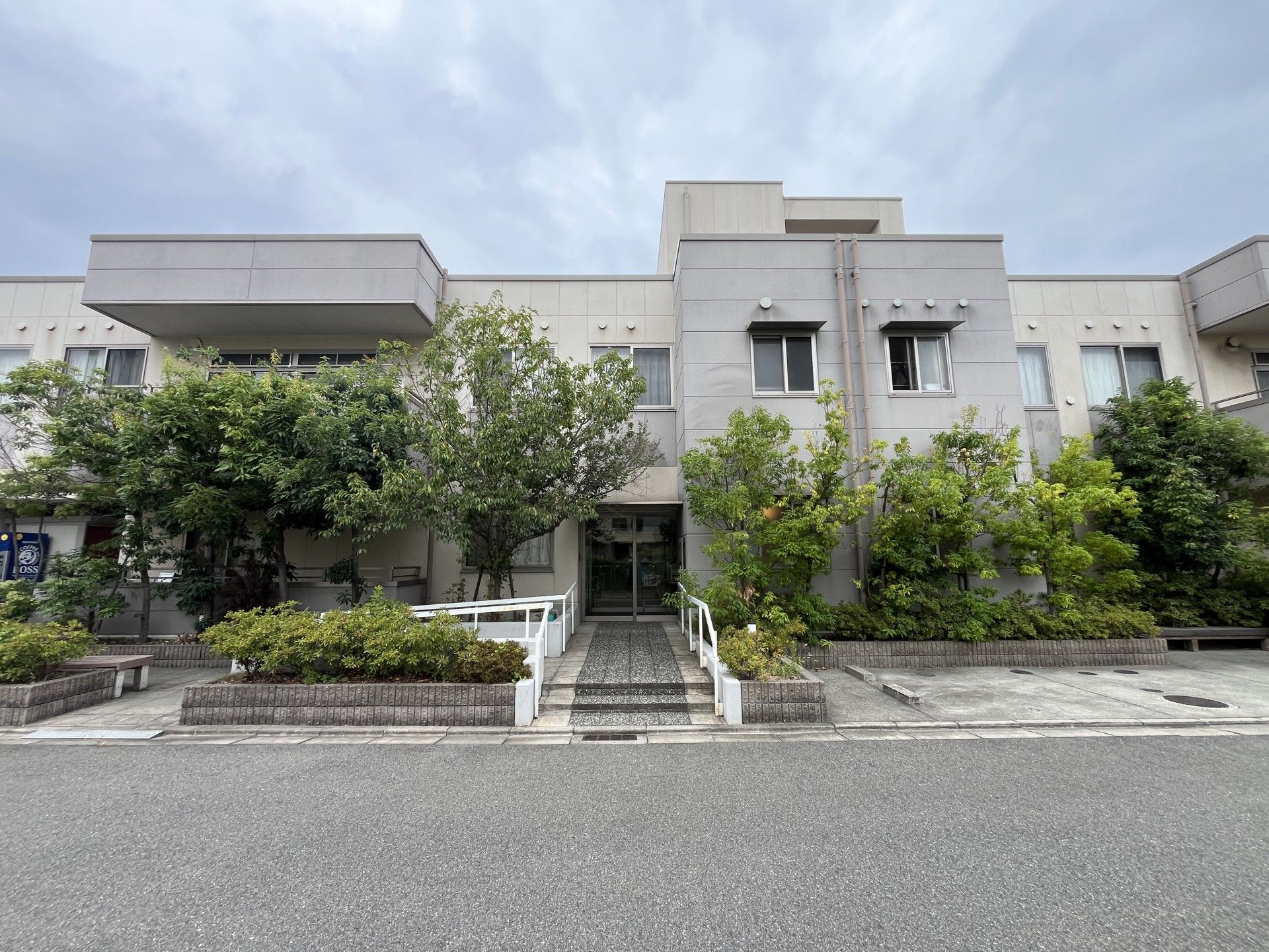 緑に囲まれた建物の外観