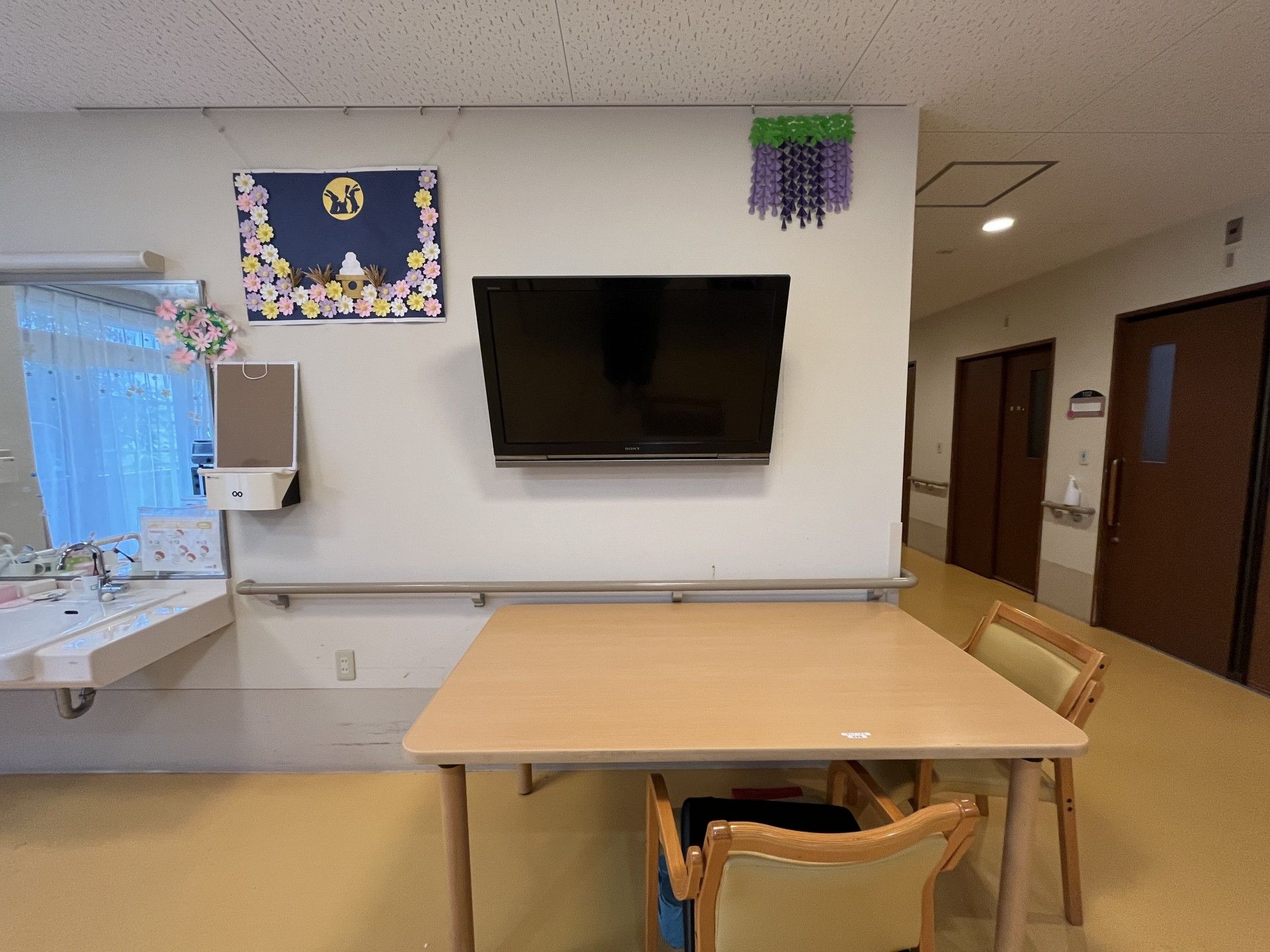 テレビとテーブルのある部屋