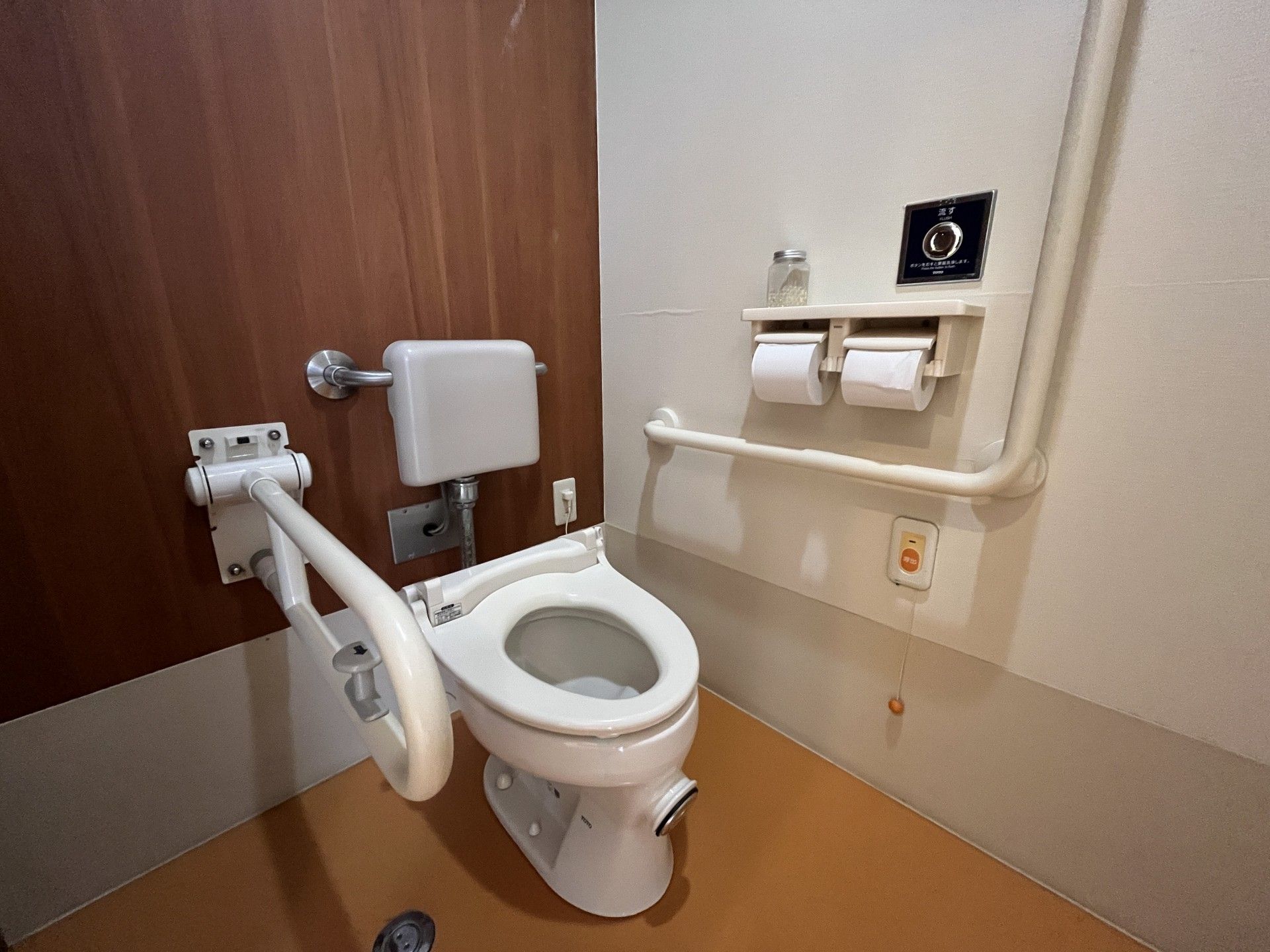手すり付きのトイレ