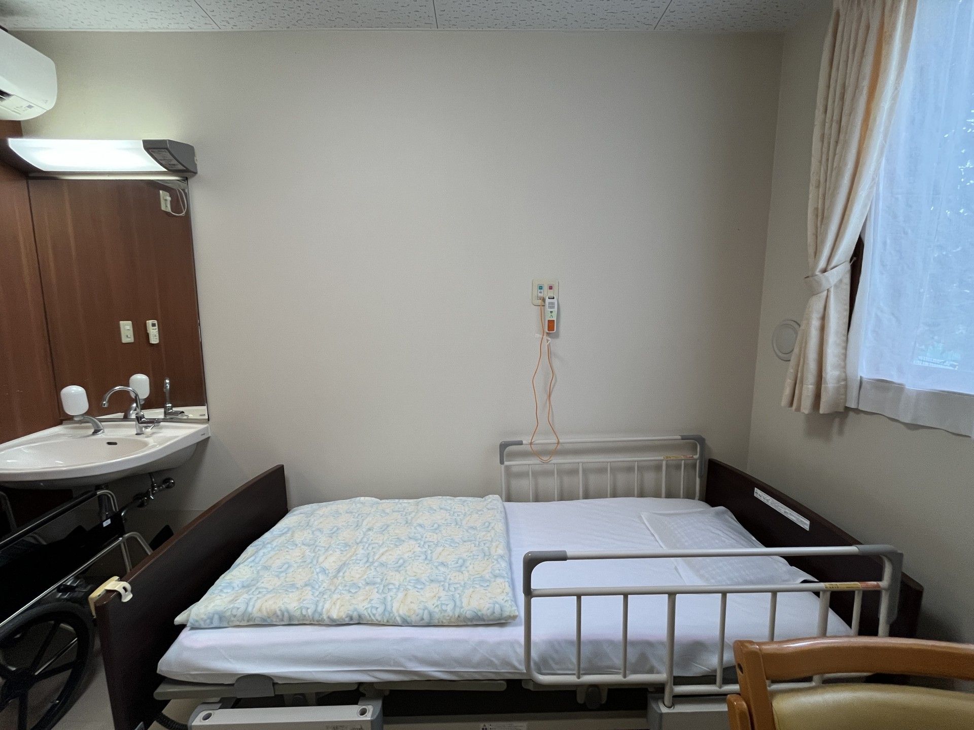 ベッドと洗面台の部屋