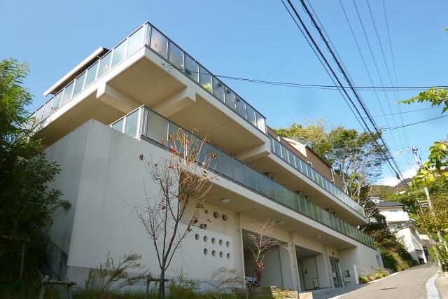 明るい外観の建物