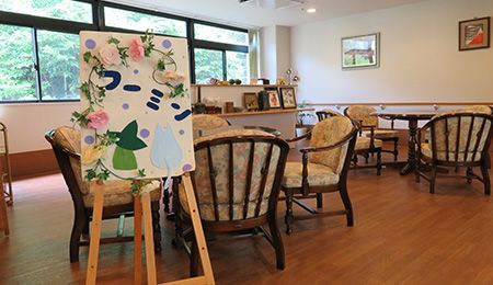 アート作品が飾られた居室