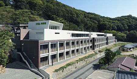 自然に囲まれた施設外観