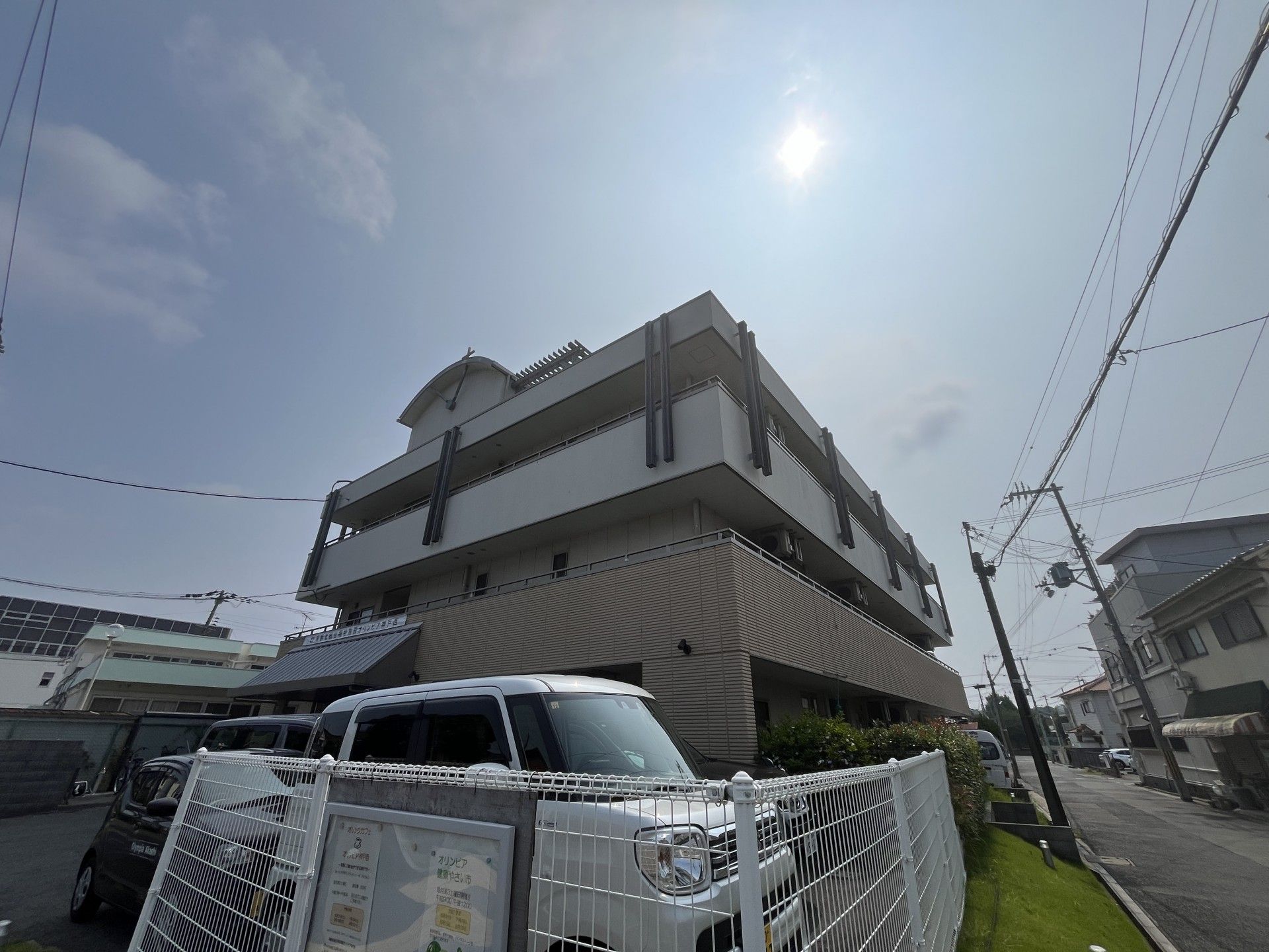 日差しを浴びる建物外観