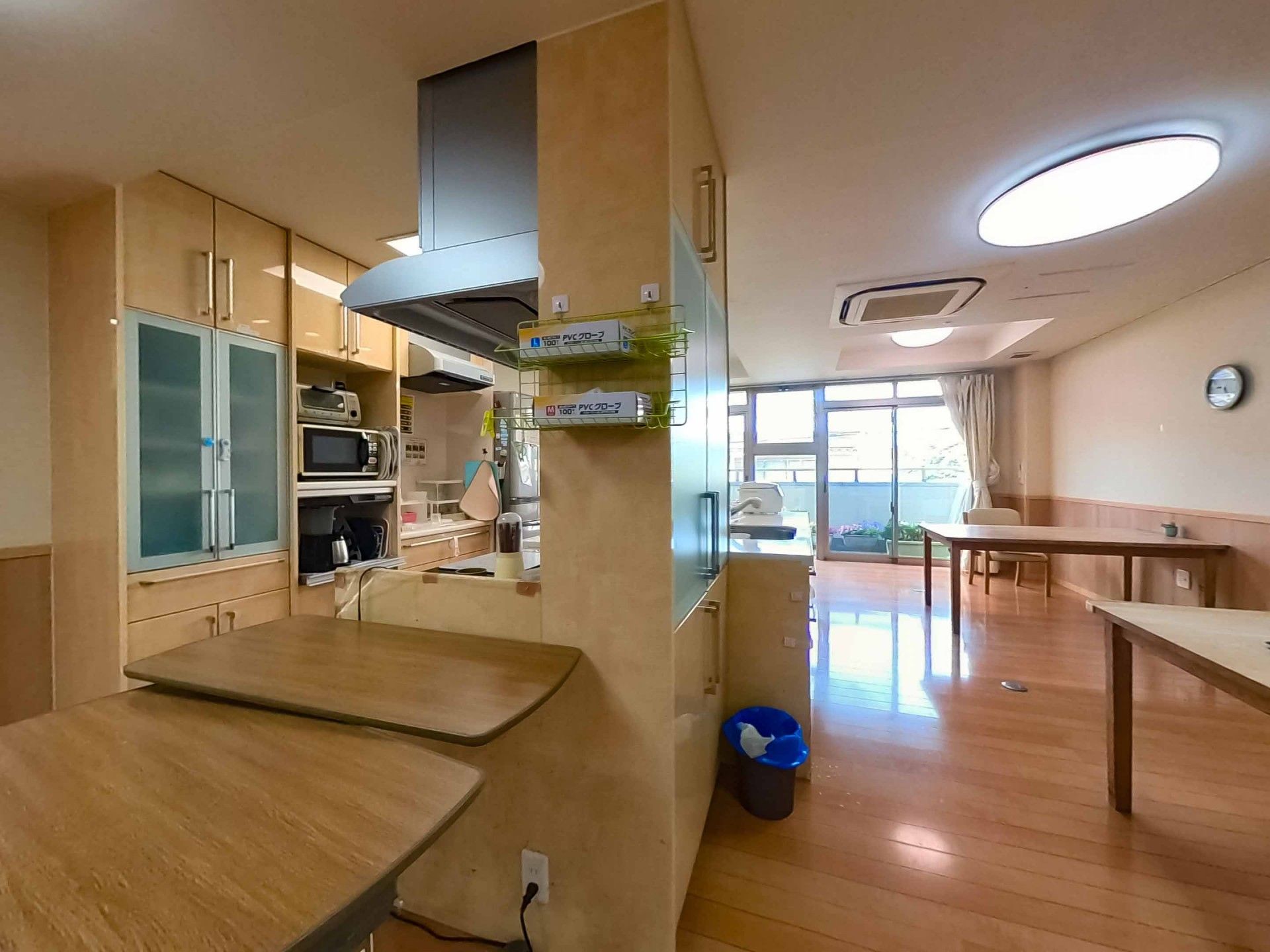 明るいキッチンと食卓