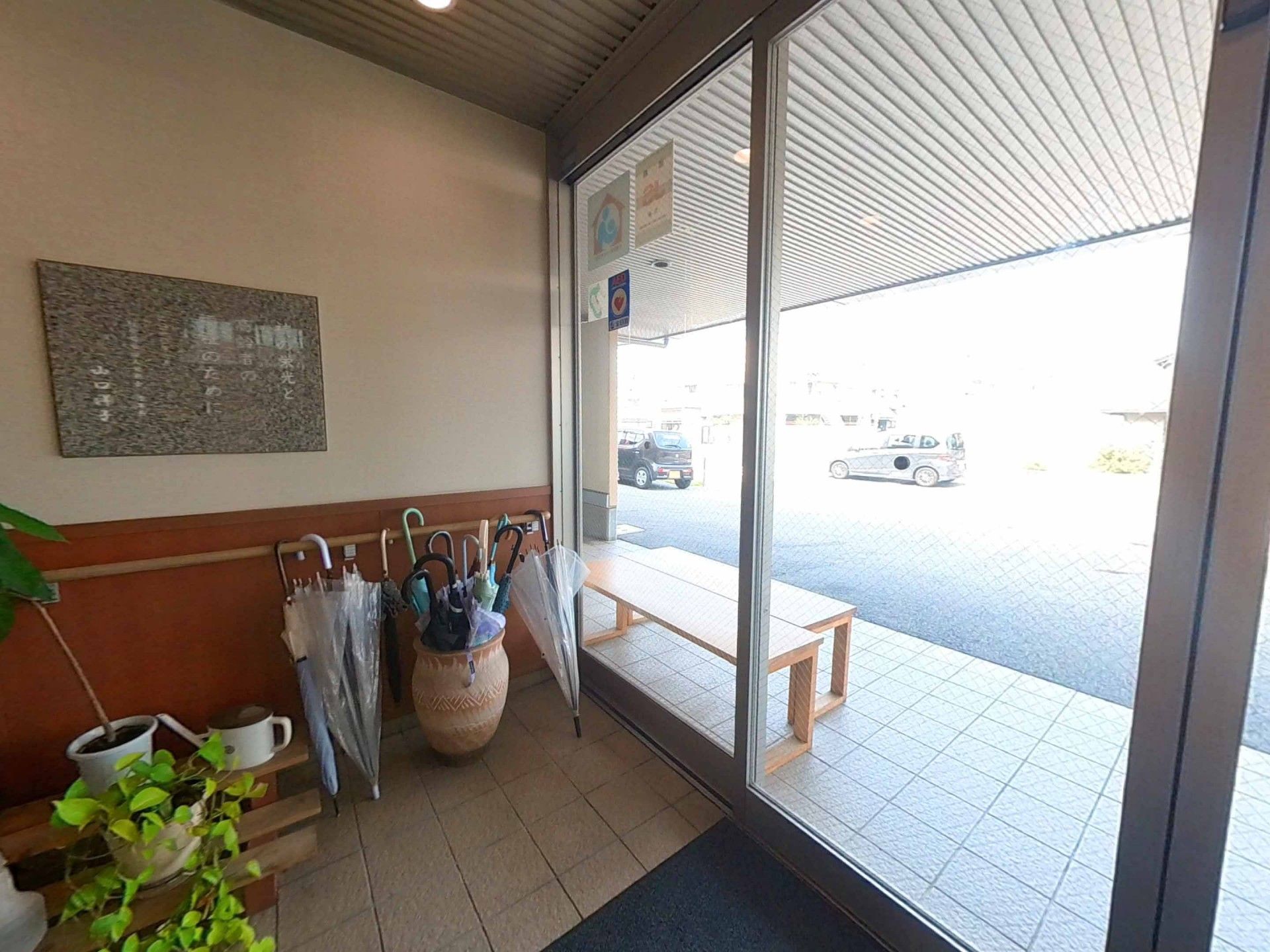 傘立てとベンチのある玄関