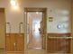 広々とした廊下と居室の入口