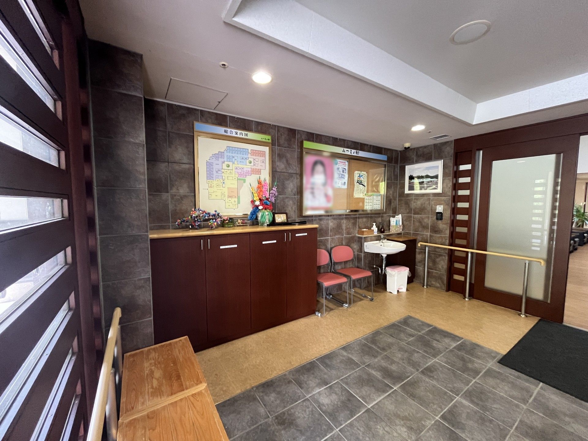 案内板と椅子のあるスペース