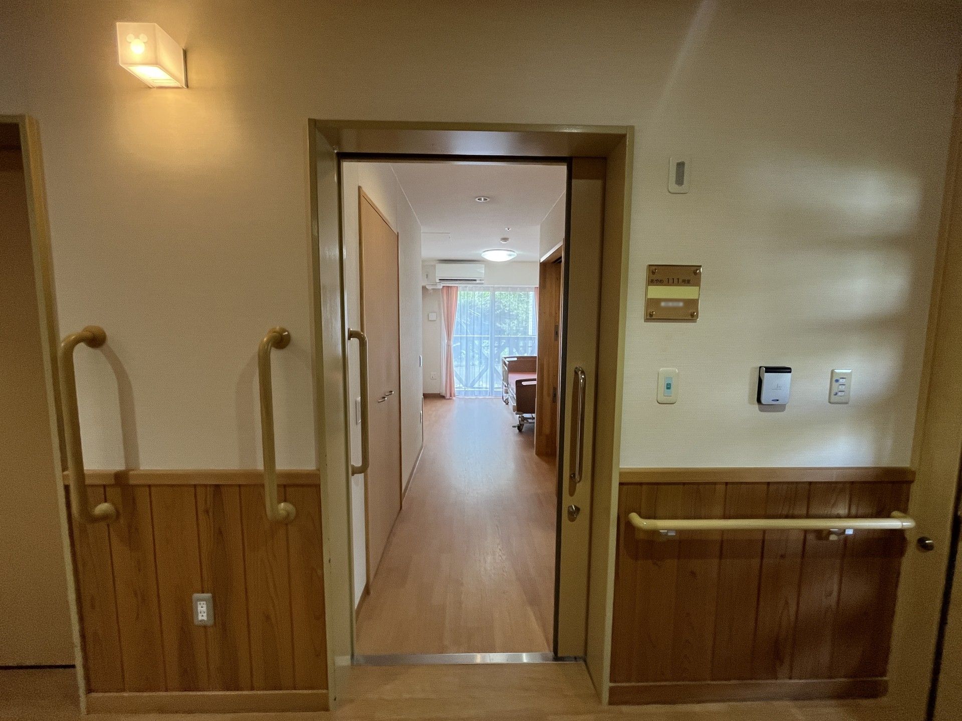 手すり付きの居室入口