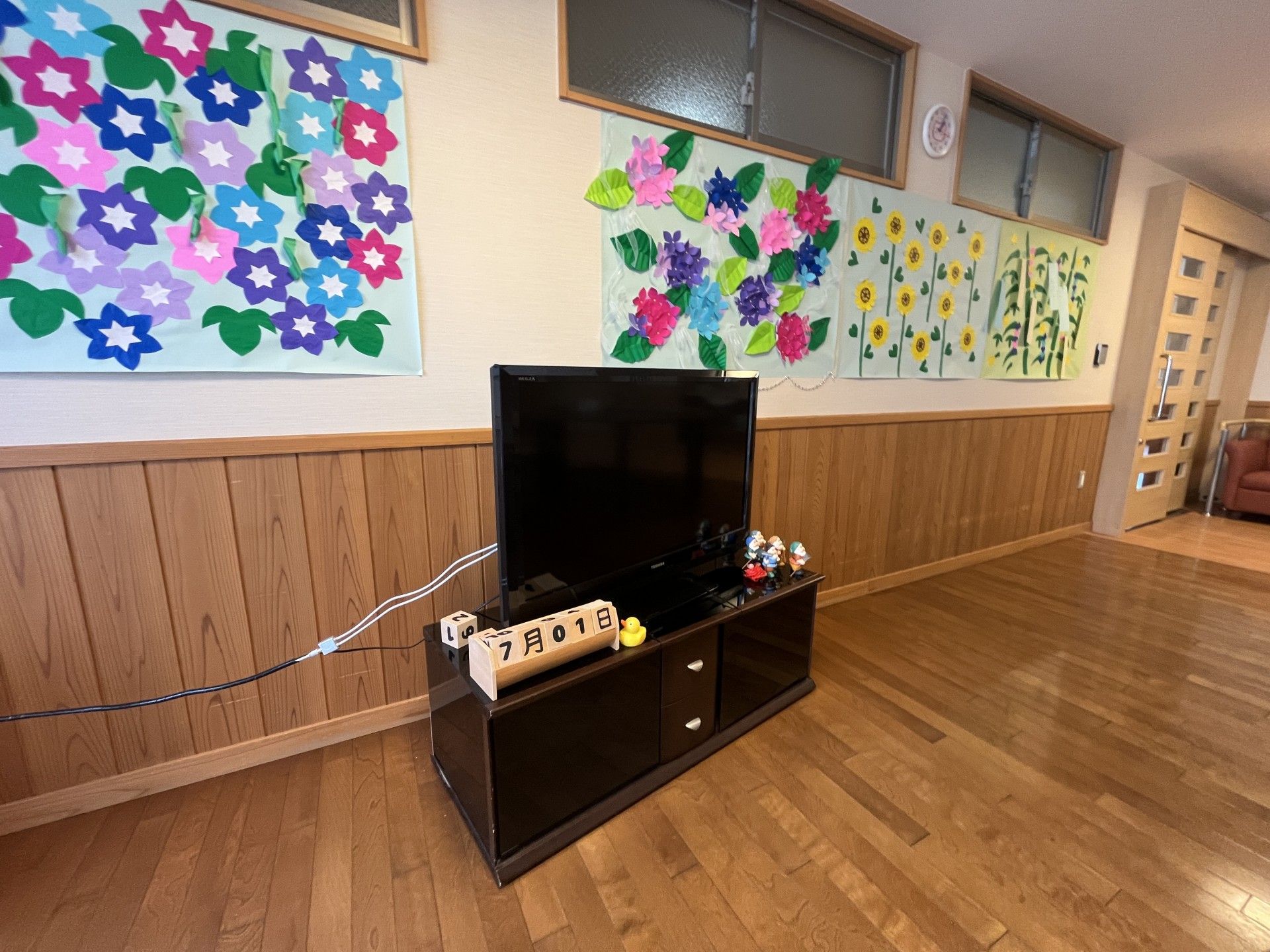 壁の装飾とテレビ