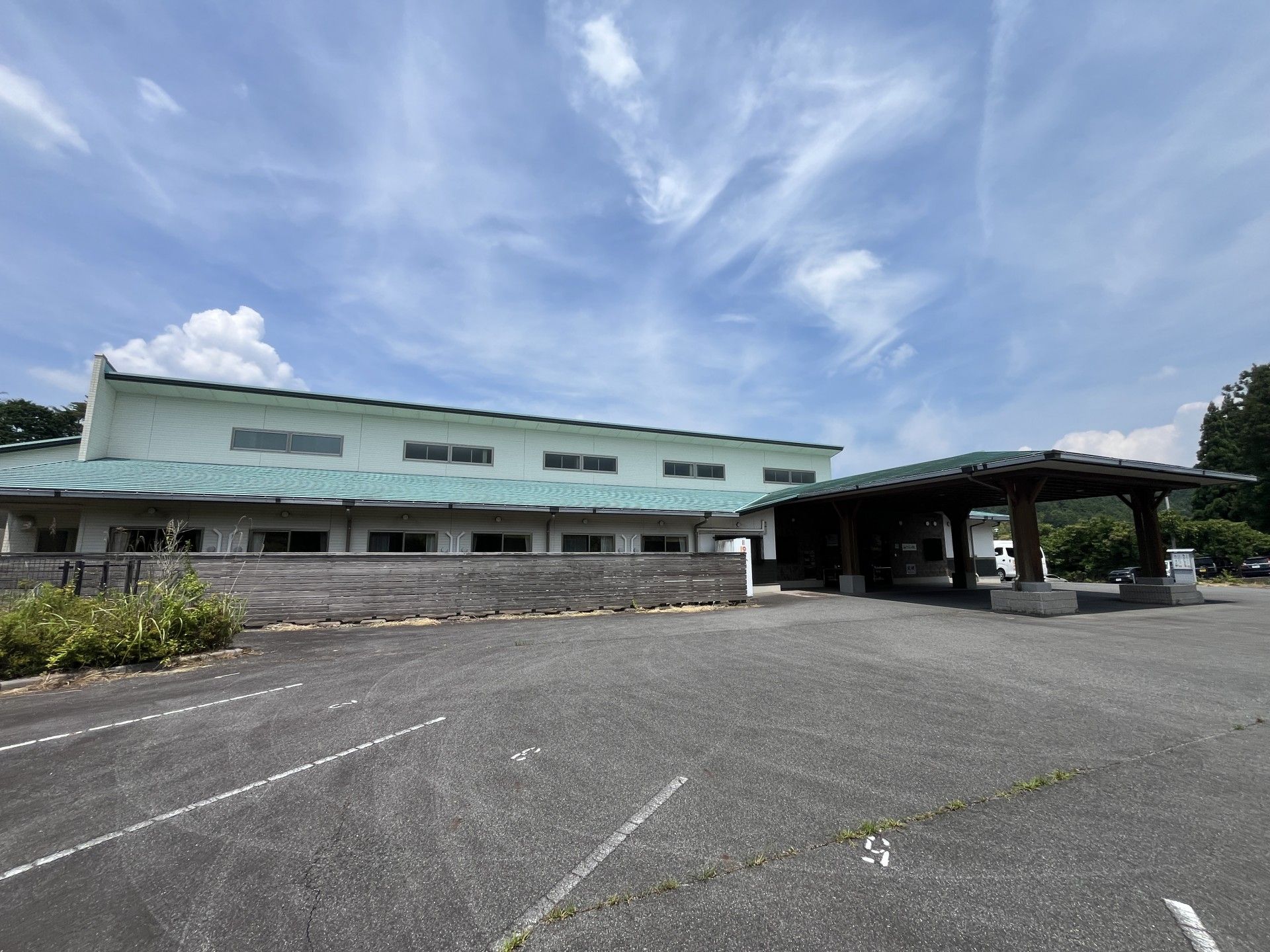 広い駐車場の建物外観