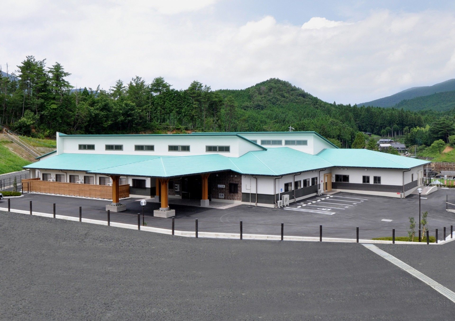 緑に囲まれた建物外観