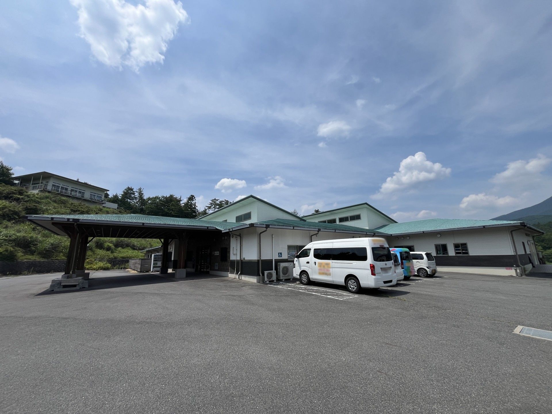 広い駐車場と建物