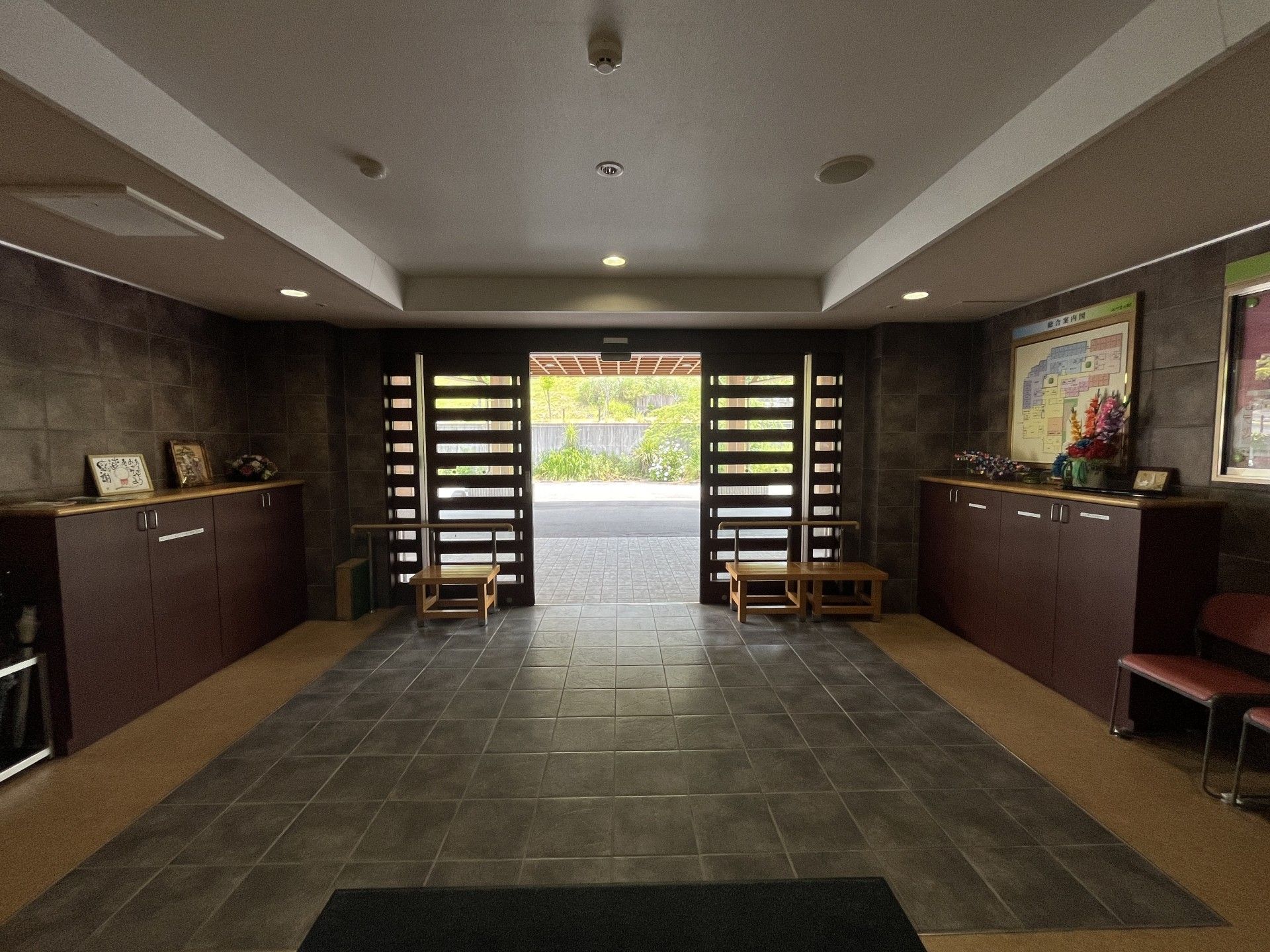 開放的なエントランス