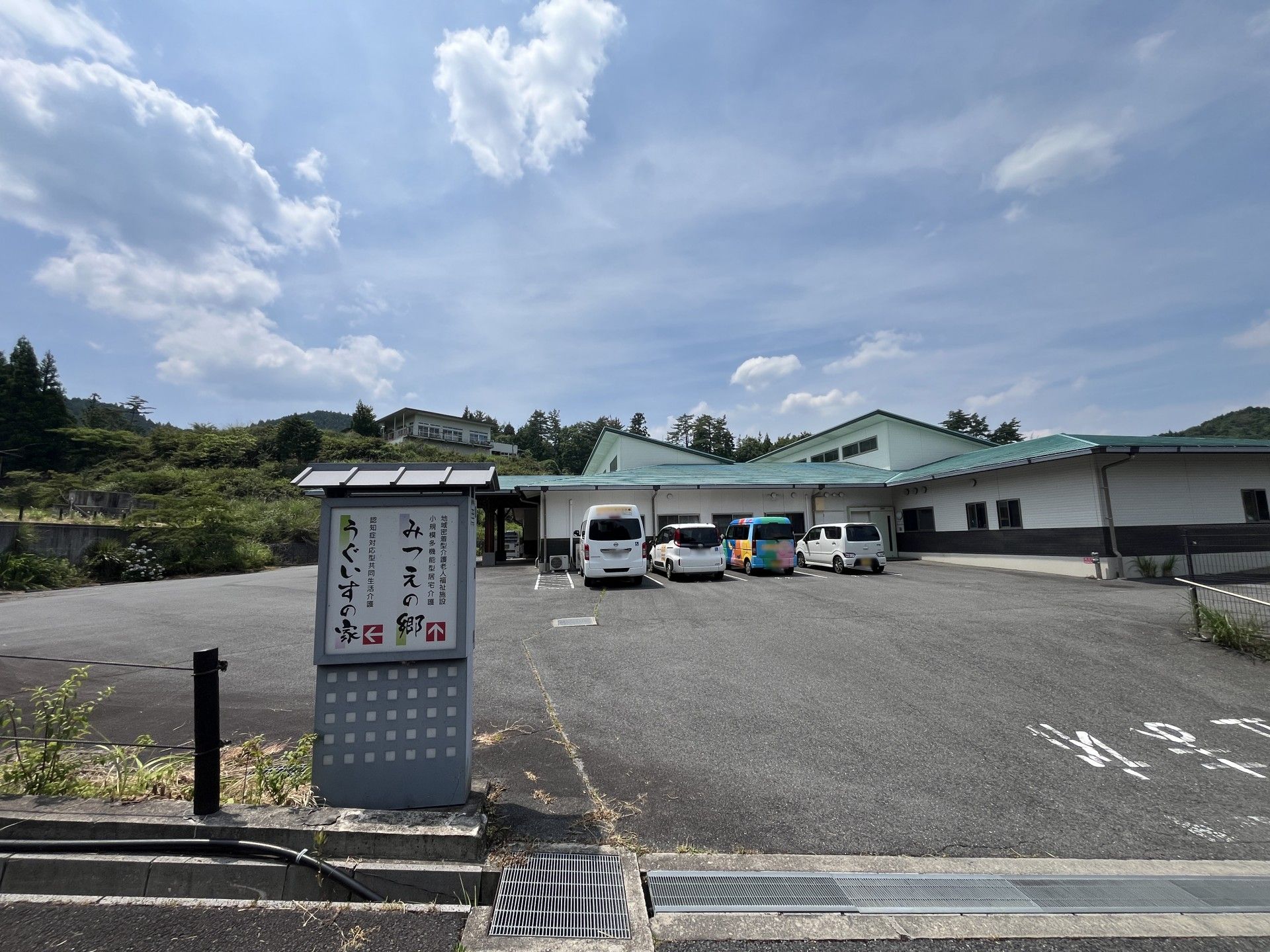 広い駐車場と建物