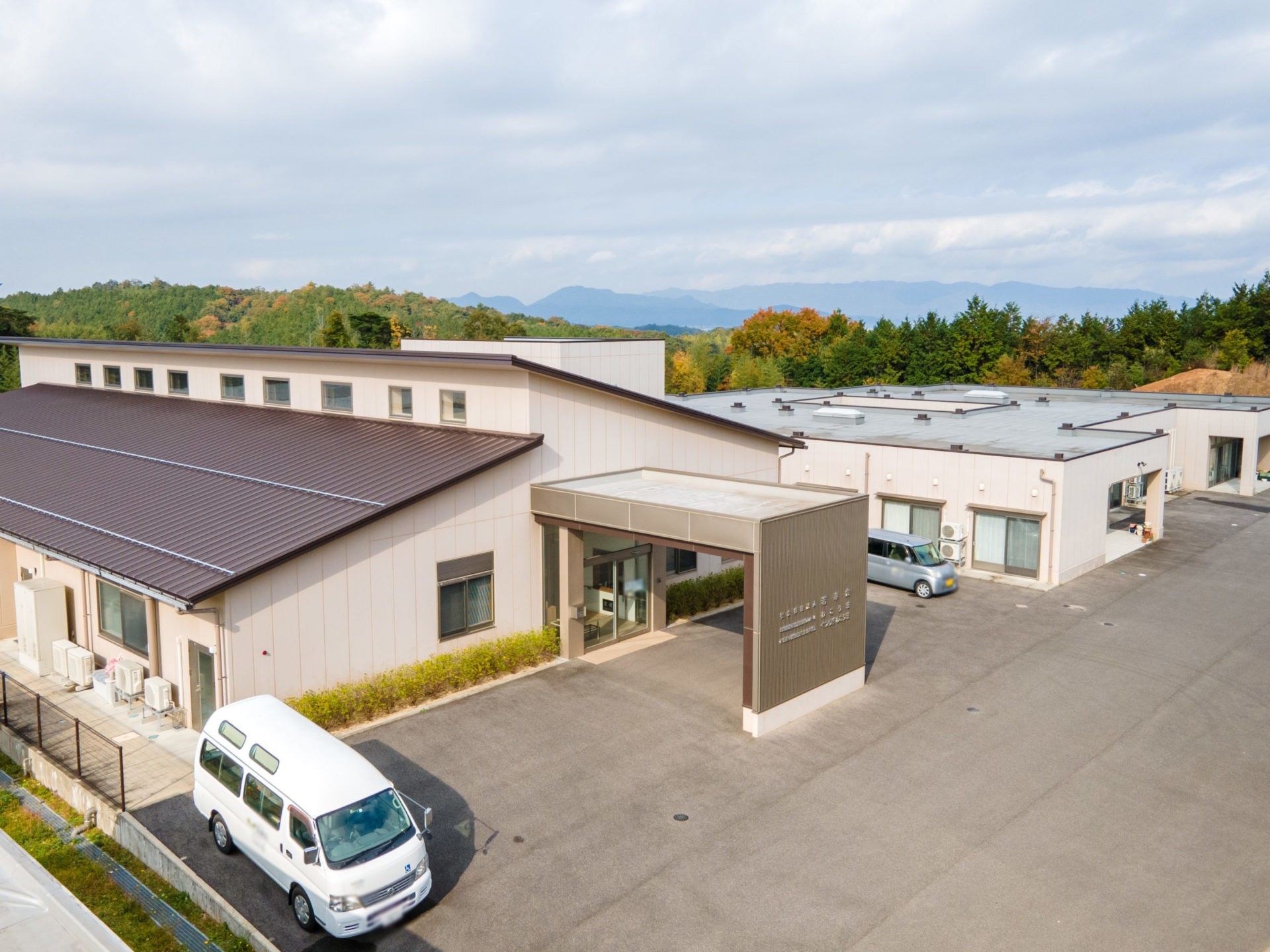 広い駐車場のある建物