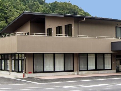 緑に囲まれた建物外観