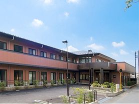 あずみ苑 グランデ柳沢の外観。玄関前は車が数台置ける広いスペースを完備している。