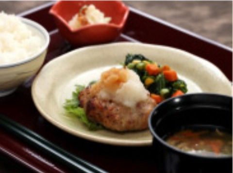 あずみ苑 グランデ柳沢の食事。お魚やお肉、お野菜など旬な食材を取り入れている。