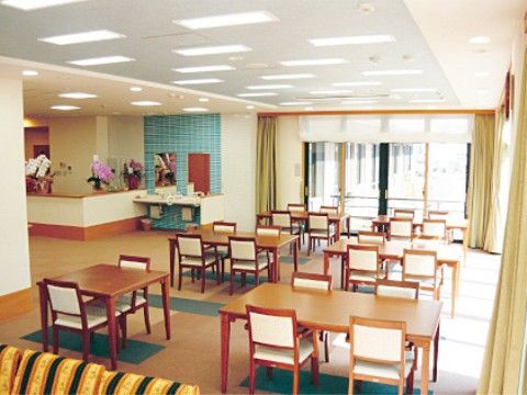 あずみ苑 グランデ柳沢のリビング・ダイニング。広々としたくつろげる空間を完備している。