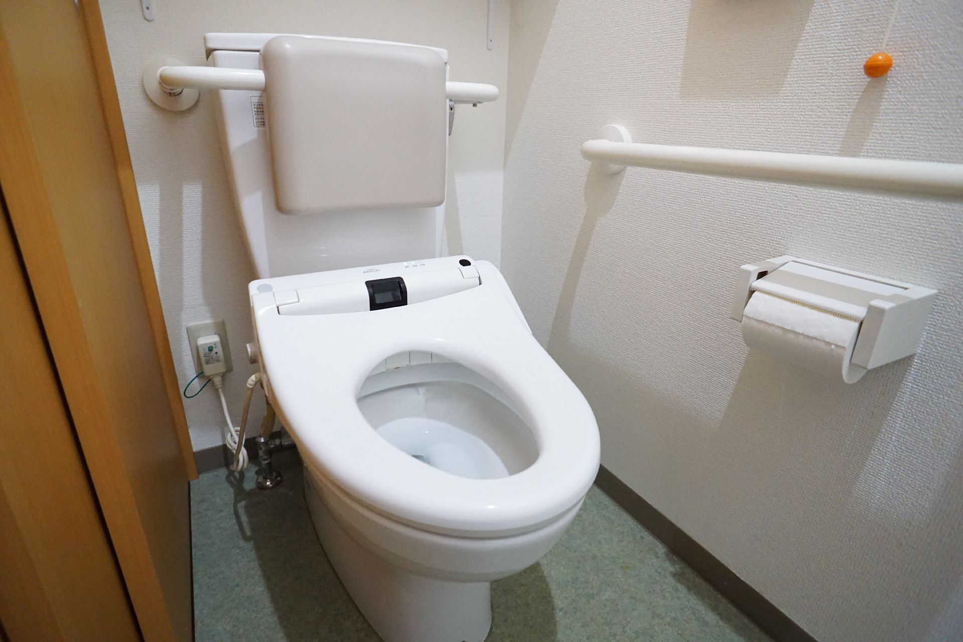 手すりが設置されているトイレ