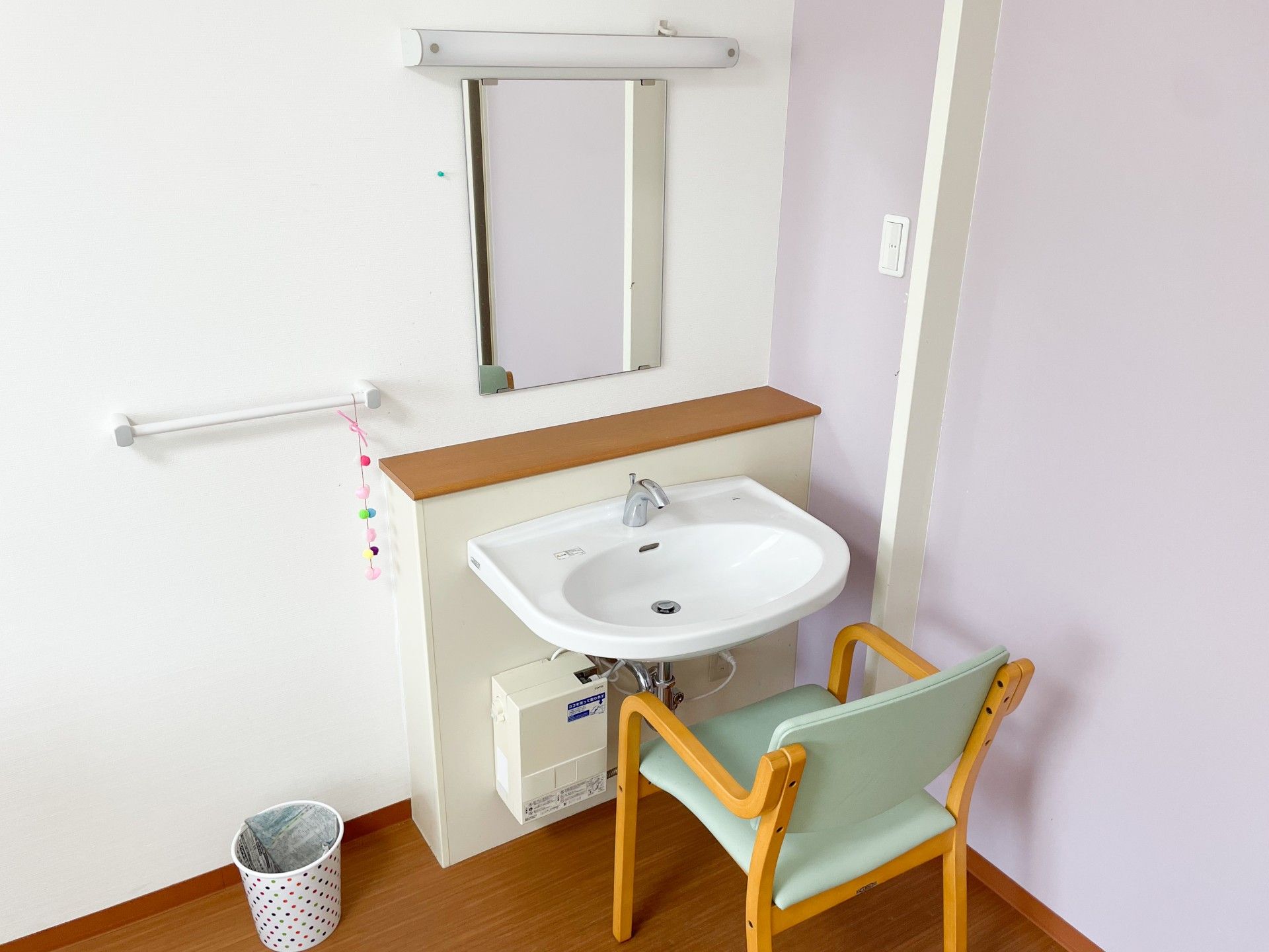洗面台と椅子のある空間