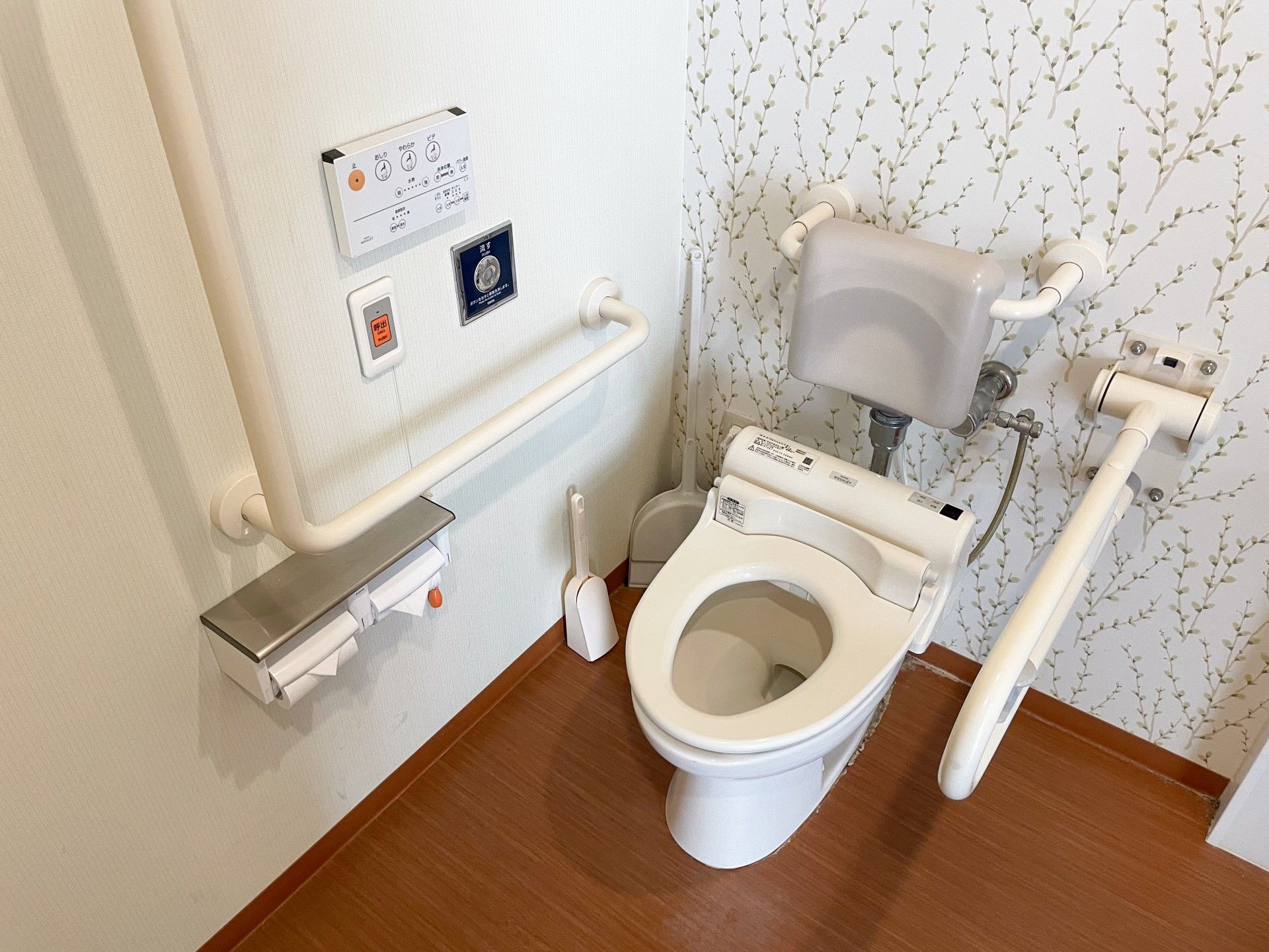 手すり付きのトイレ