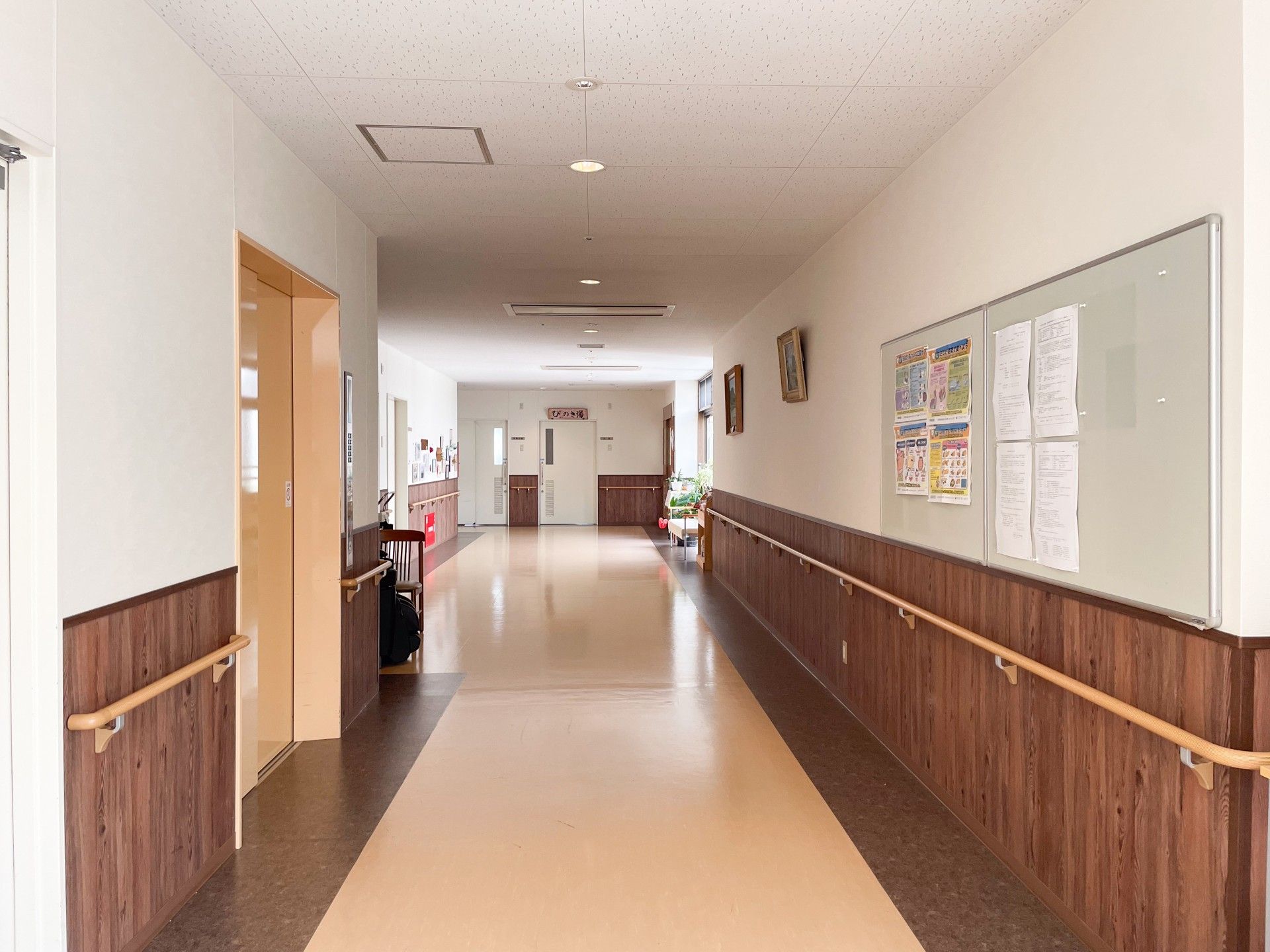 手すり付きの長い廊下
