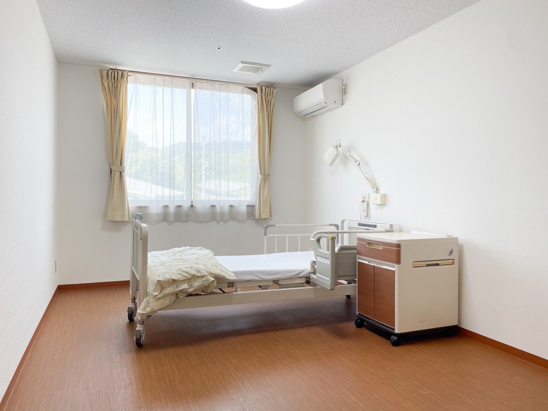 明るい個室のベッド