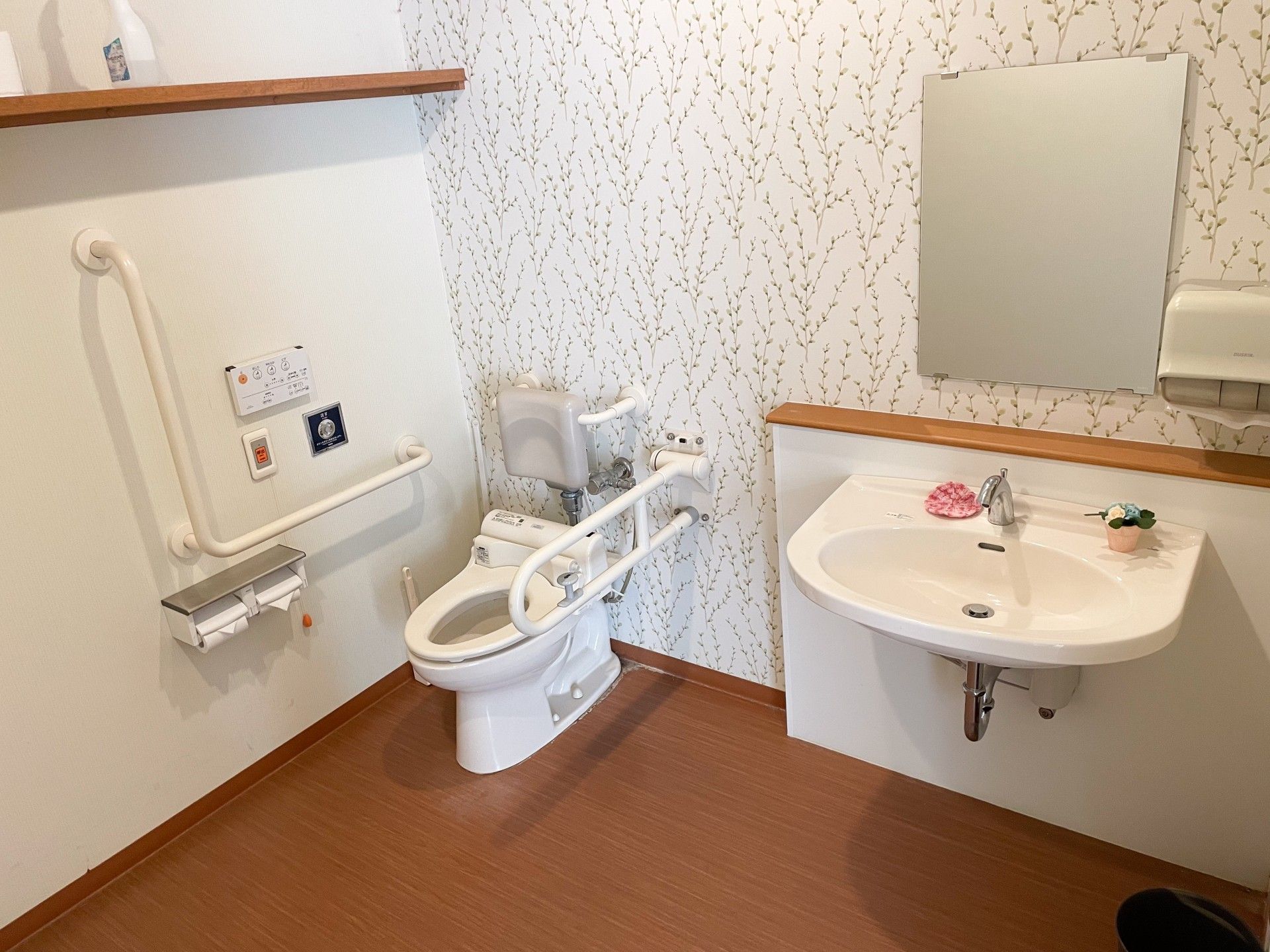 手すり付きのトイレ