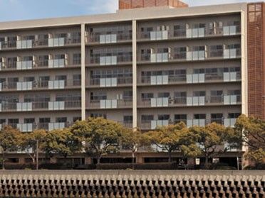 川沿いの建物外観