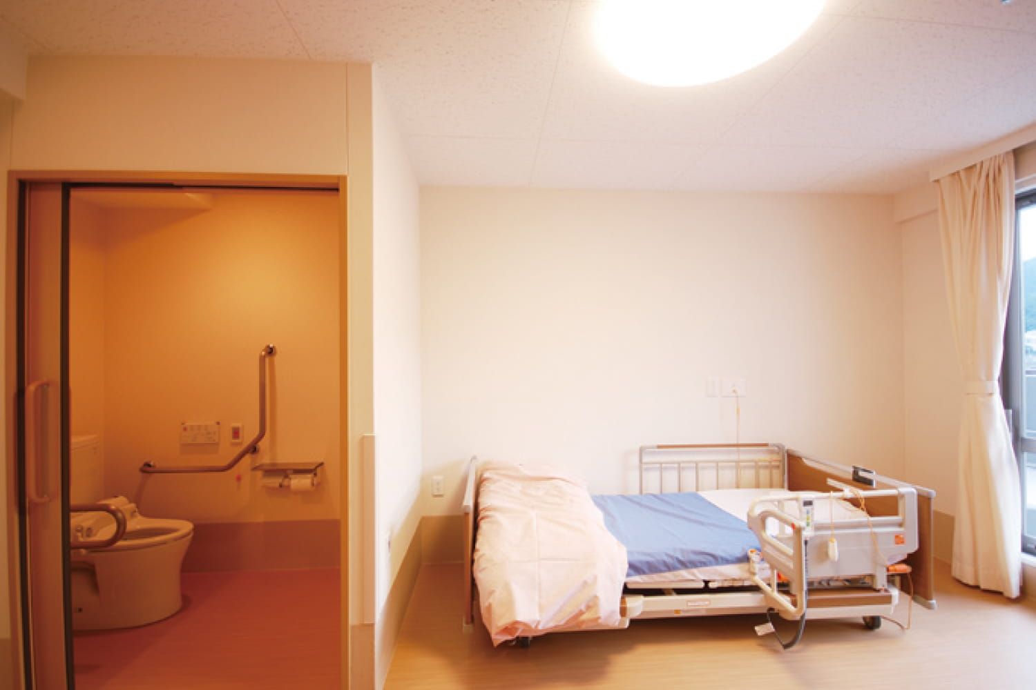 快適な個室の寝室
