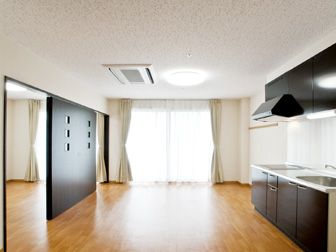 広々とした明るい居室