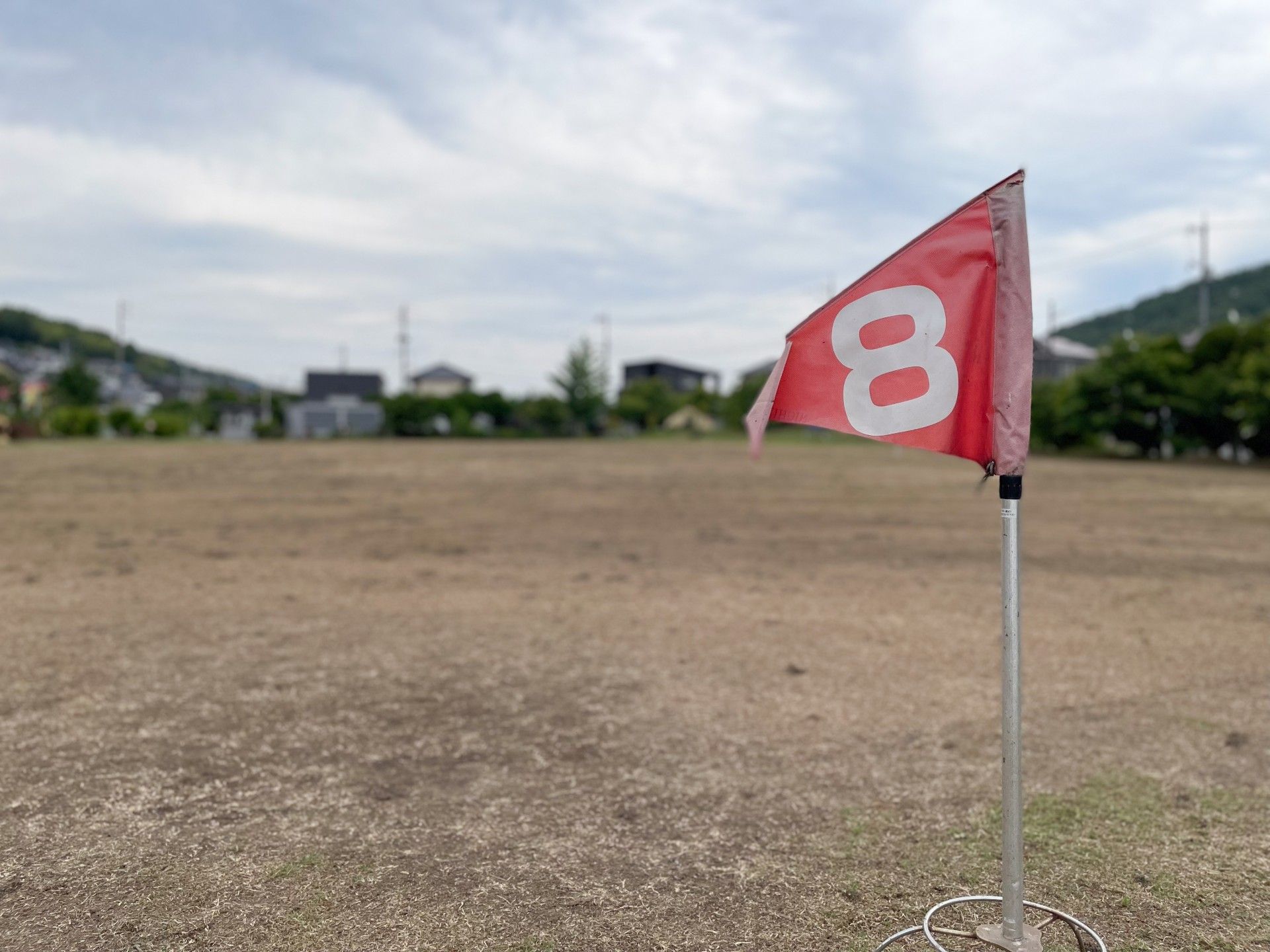 広場の赤い旗