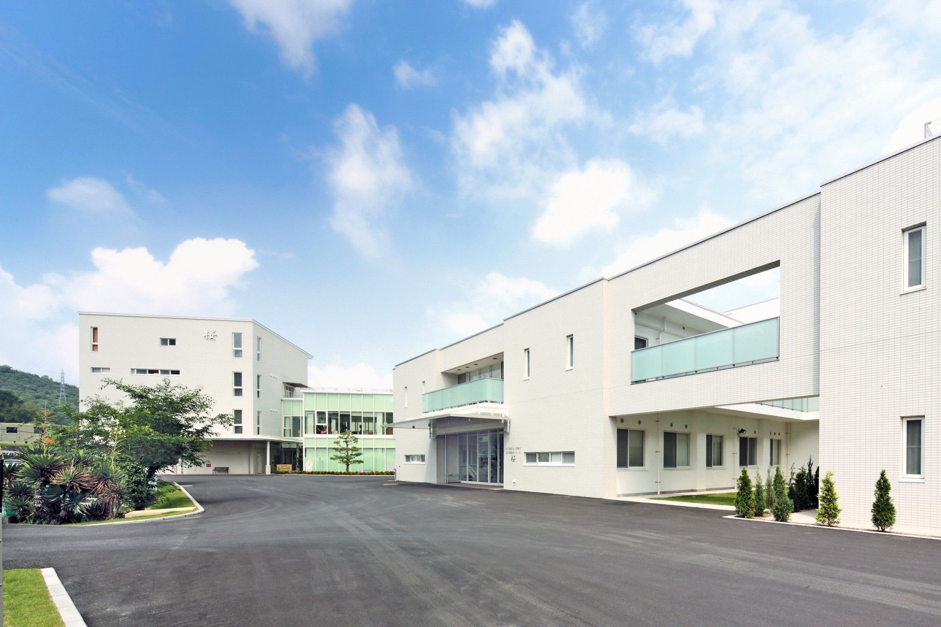 広々とした建物の外観