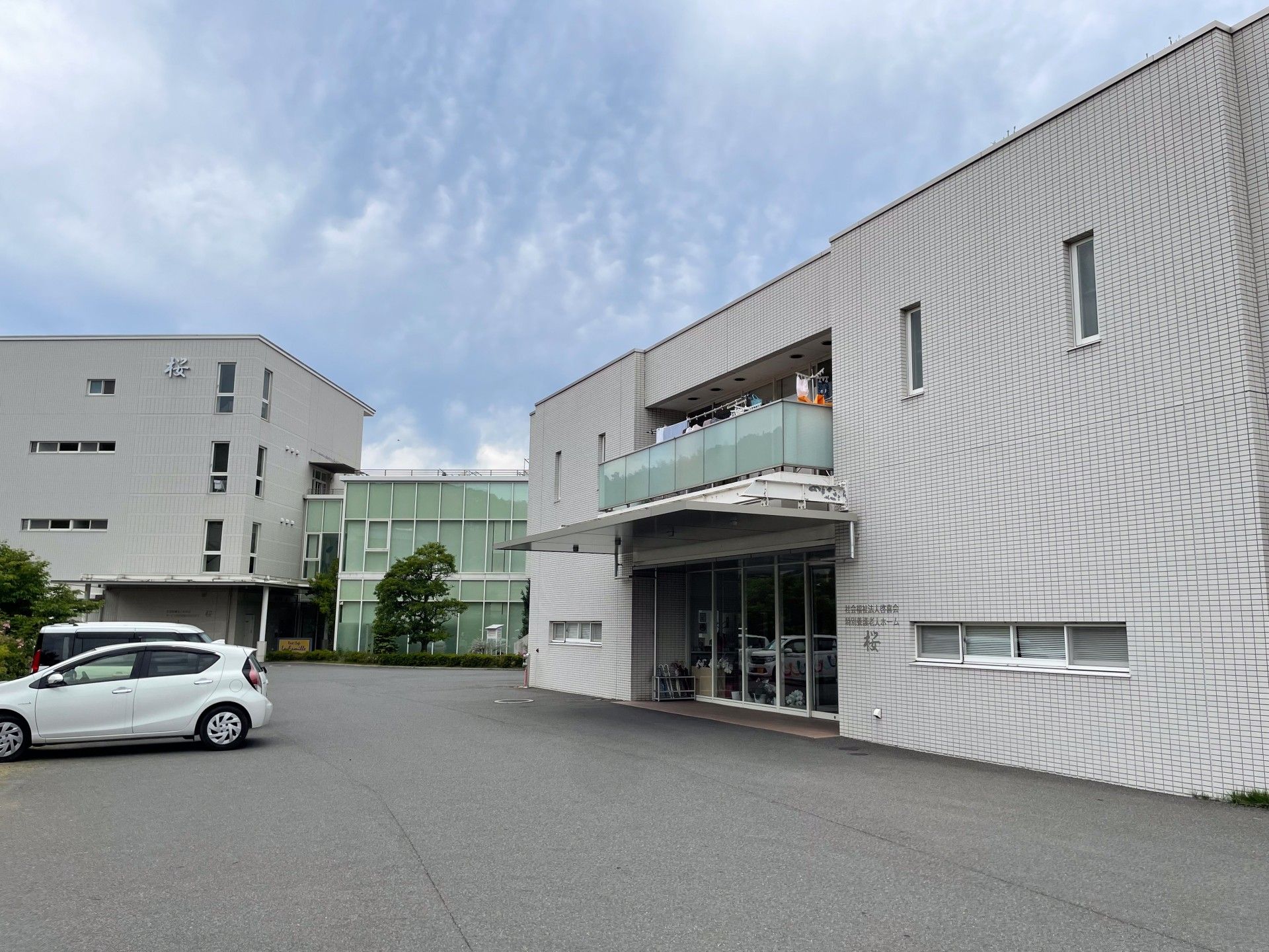 白い外壁の建物